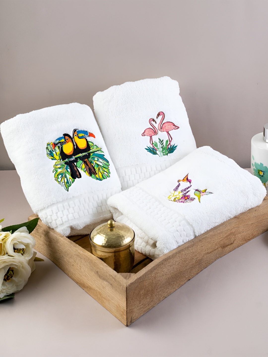 

KOLOROBIA White & Green 3 Pieces Embroidered 650 GSM Cotton Hand Towels