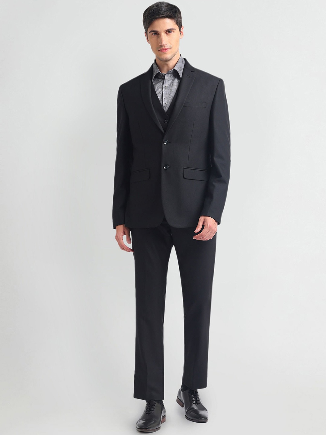 

Arrow Single-Breasted Three-Piece Formal Suit, Black