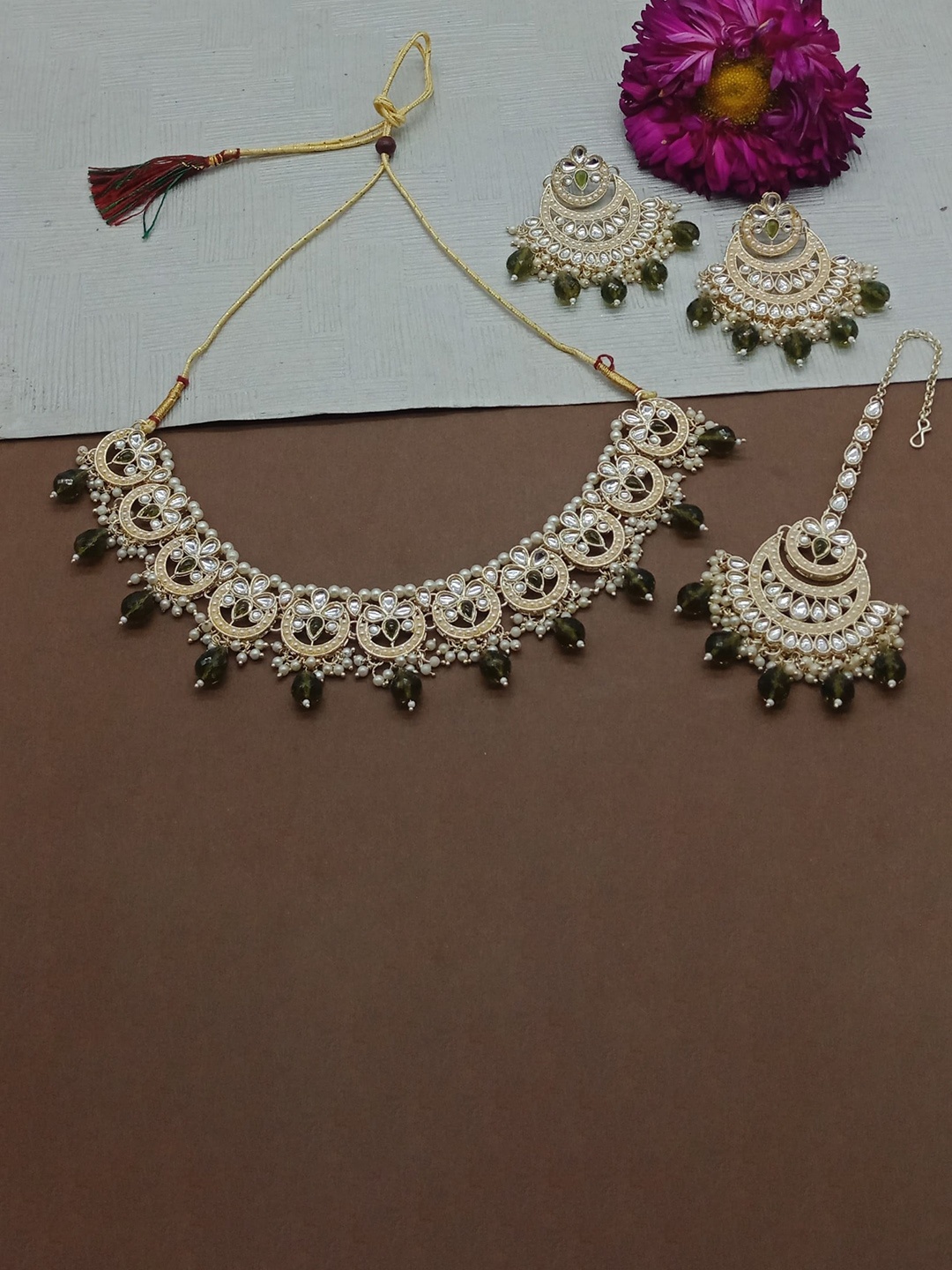 

AASHISH IMITATION Gold-Plated Kundan-Studded & Beaded Jewellery Set