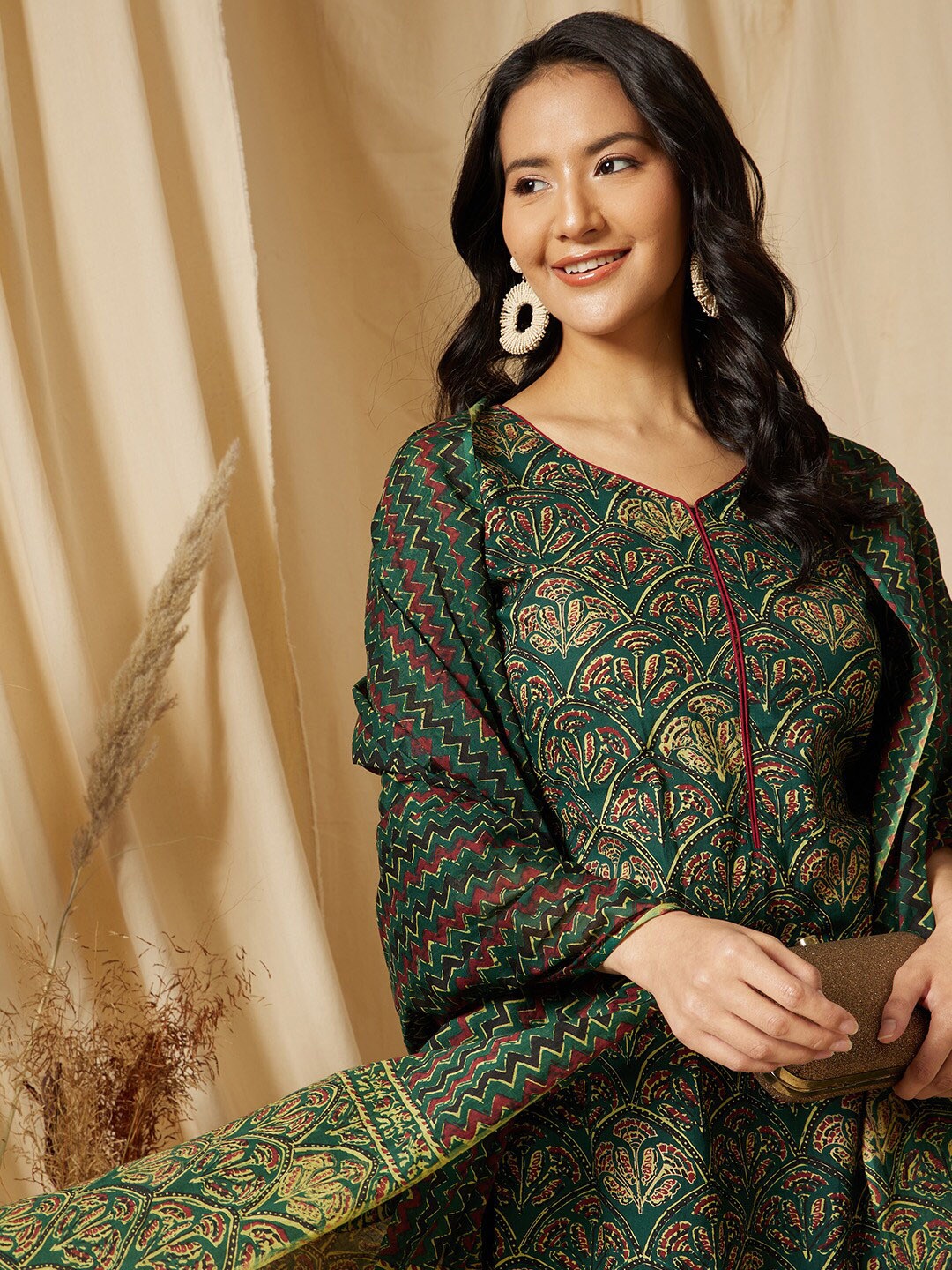 

Ginni Arora Label Floral Printed V-Neck Pure Cotton Kurta with Trousers & Dupatta, Green