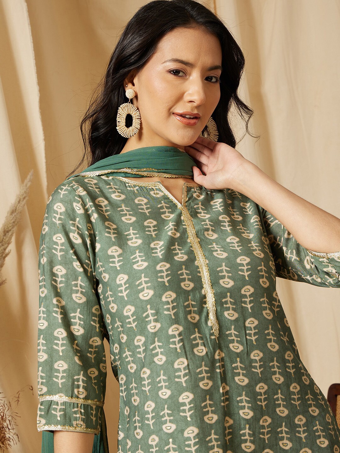 

Ginni Arora Label Floral Printed Notched Neck Chanderi Silk Kurta with Trousers & Dupatta, Green