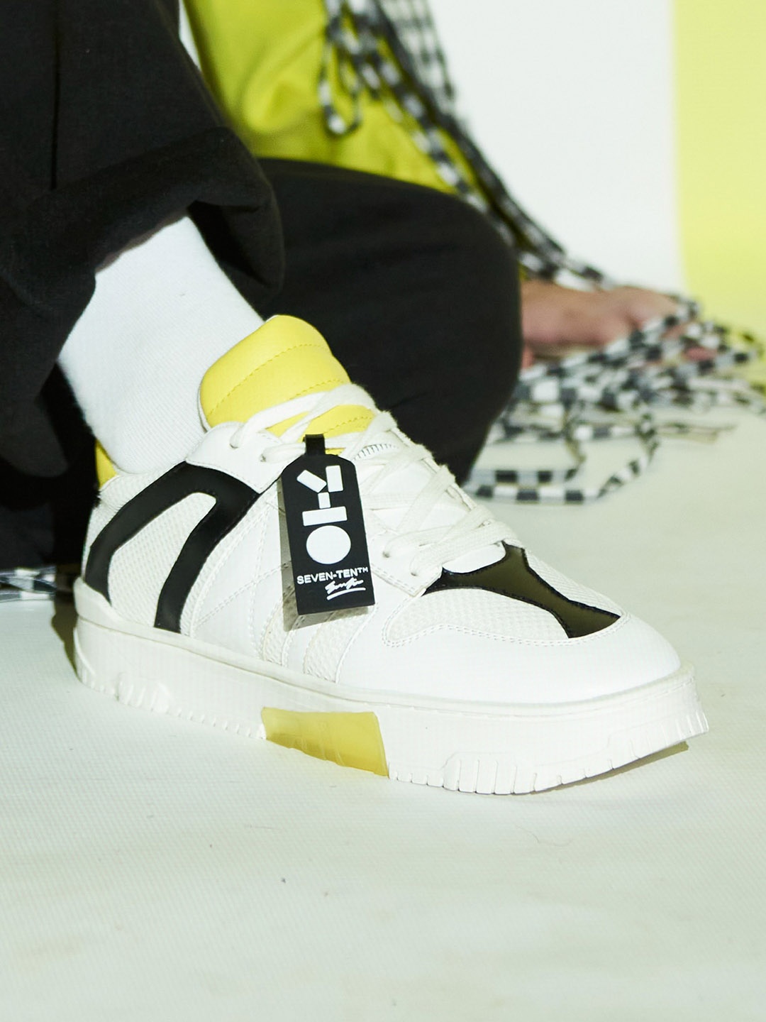 

7-10 Men Colourblocked Sneakers, White