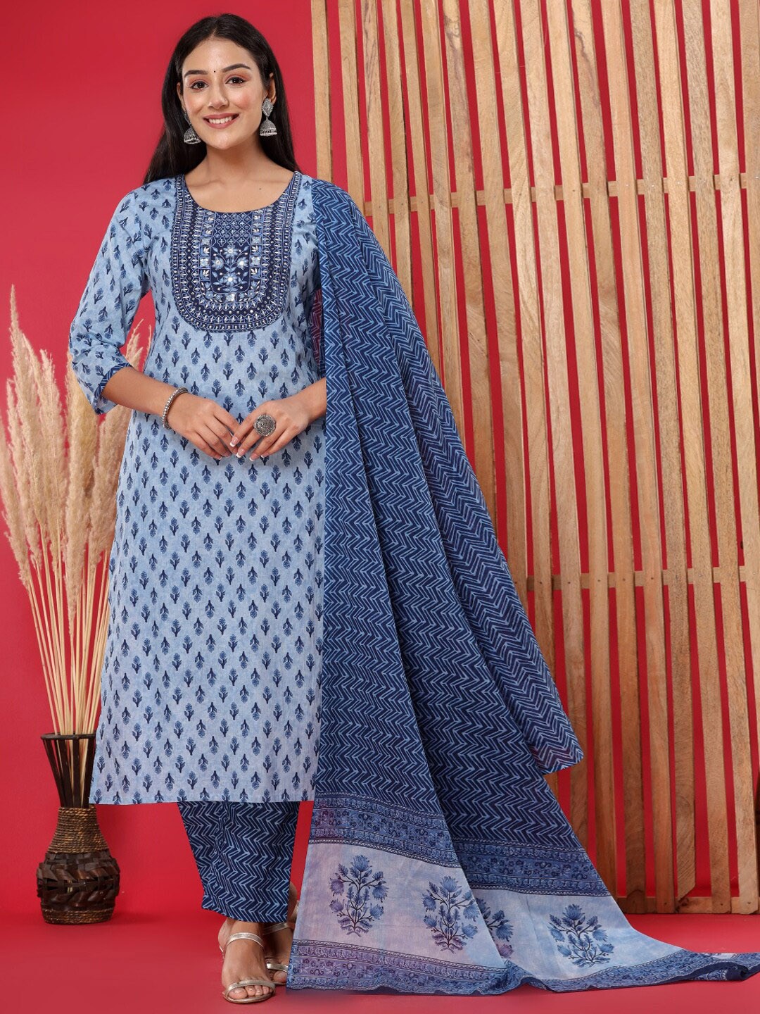 

Readiprint Fashions Floral Printed Thread Work Pure Cotton Kurta With Trousers & Dupatta, Navy blue