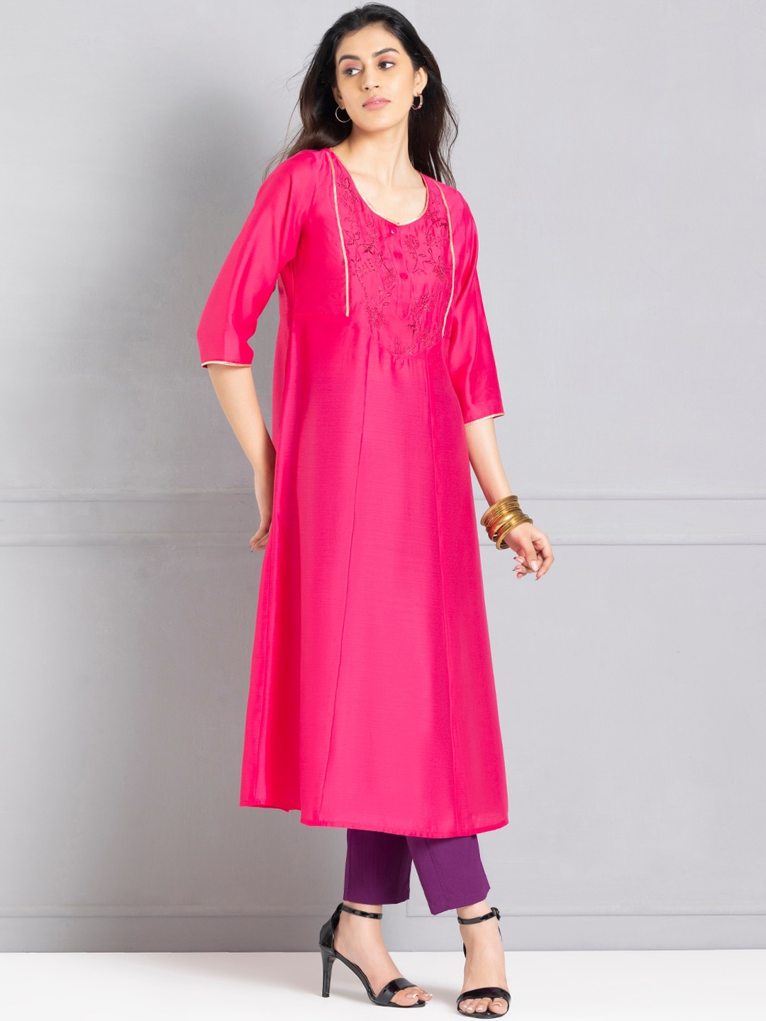 

SHAYE Women Thread Work Floral Kurta, Fuchsia
