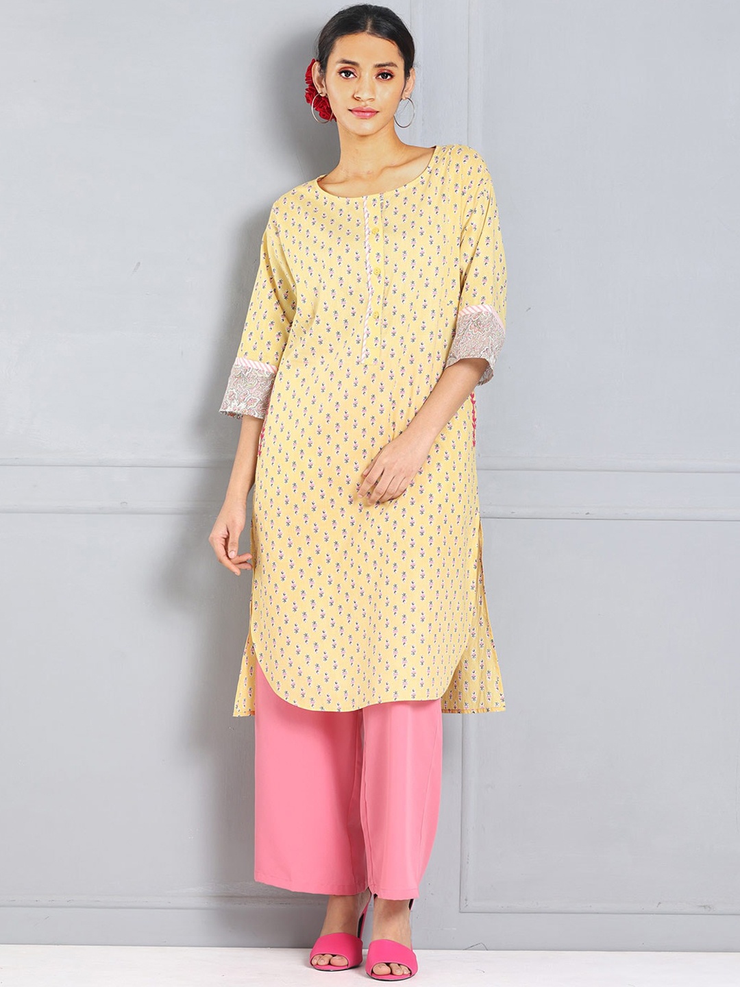 

SHAYE Women Geometric Gotta Patti Floral Kurta, Yellow