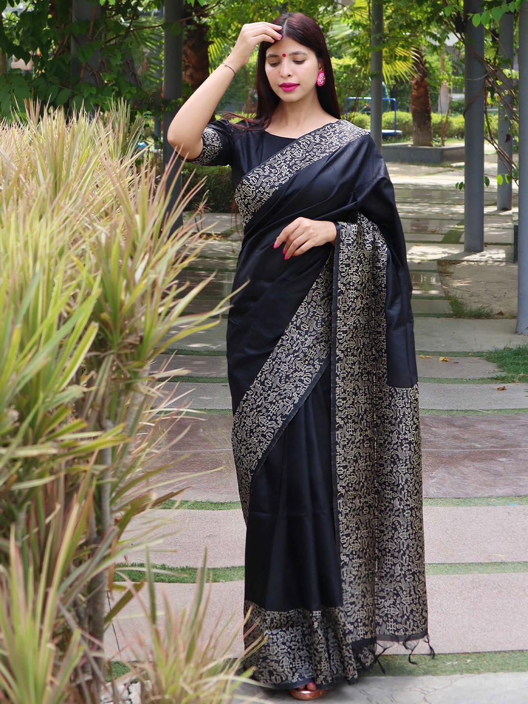 

Mitera Woven Design Saree, Black