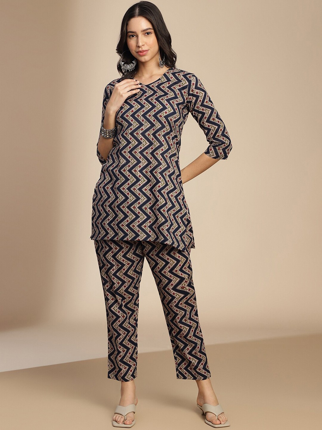 

Shaily Women Ethnic Motifs Printed Regular Kurta with Trousers, Navy blue