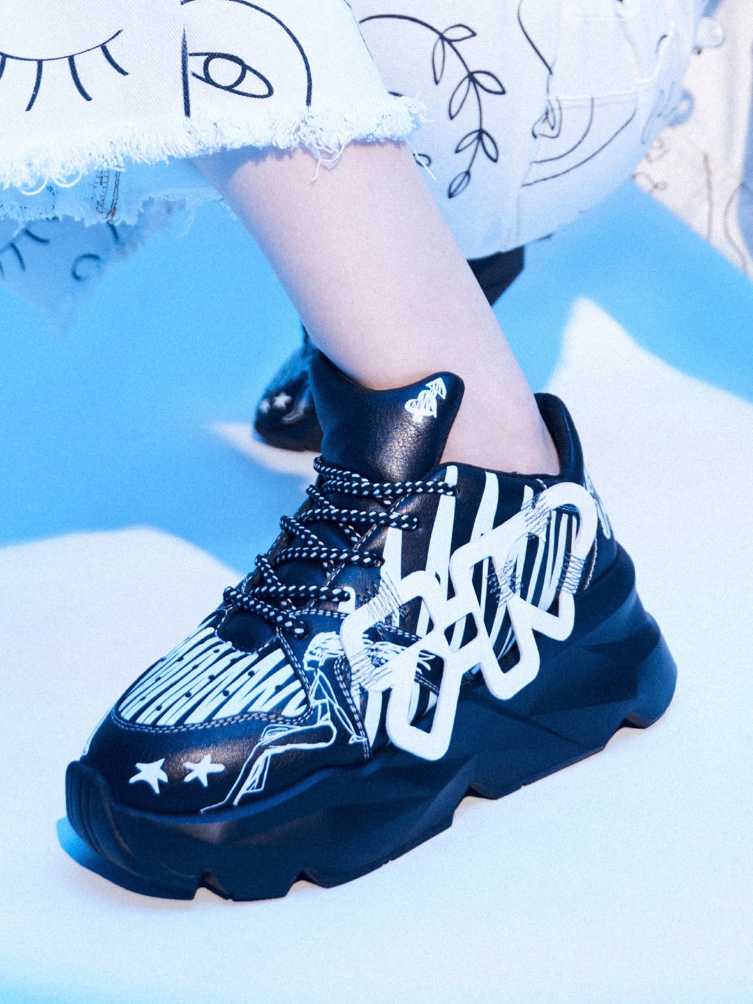 

7-10 Women Printed Lace Up Sneakers, Black