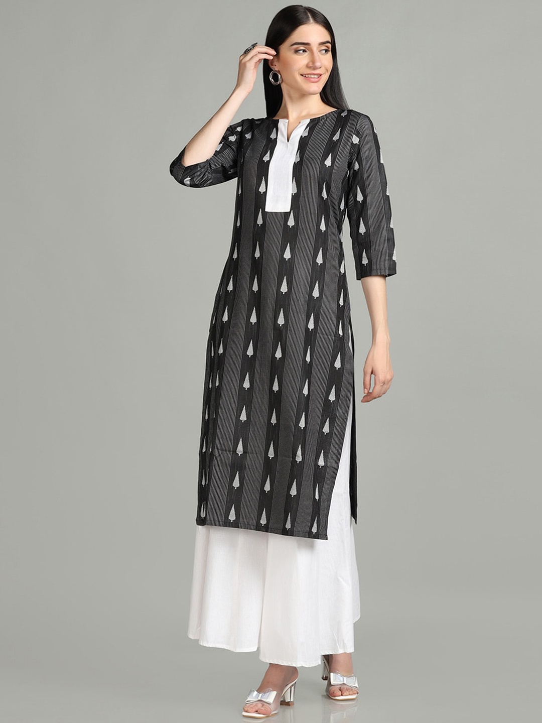 

Saanjh Black Geometric Printed Thread Work Kurta