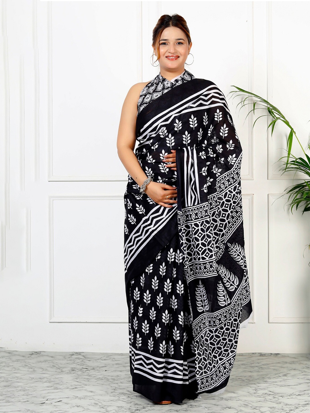 

JAIPURI BLOCK PRINT Floral Printed Pure Cotton Ikat Saree, Black
