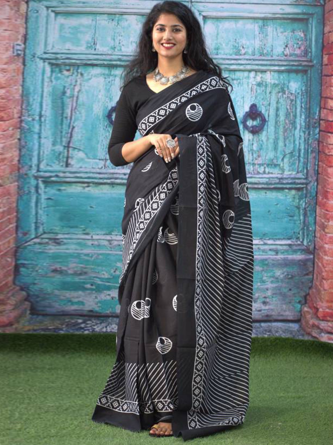 

JAIPURI BLOCK PRINT Polka Dot Printed Pure Cotton Block Print Saree, Black
