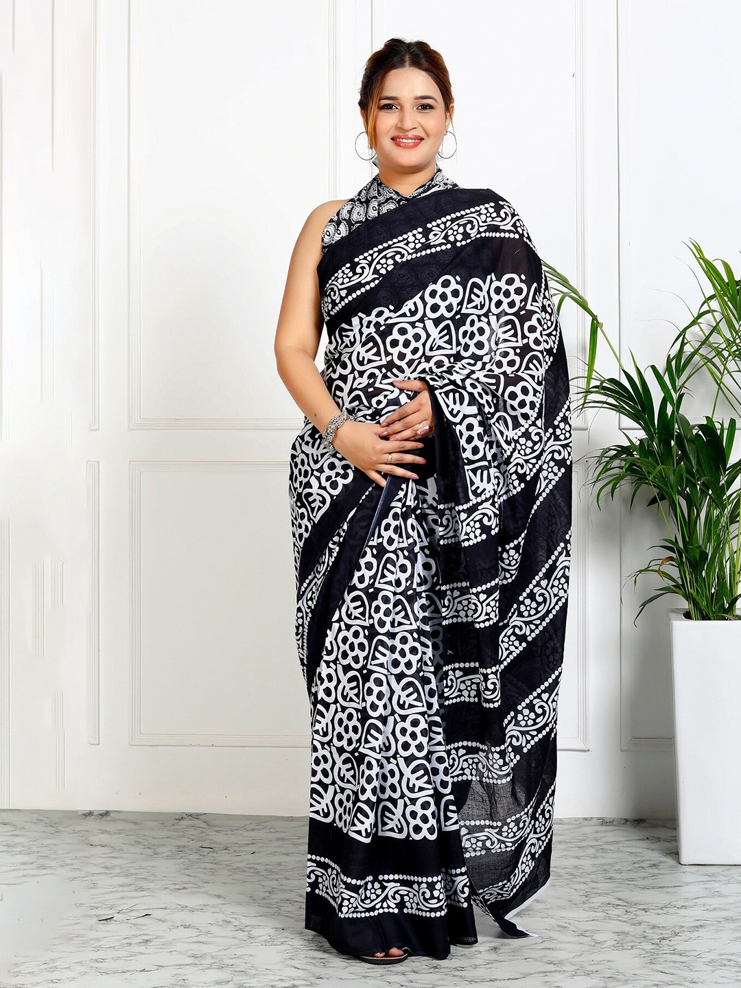

JAIPURI BLOCK PRINT Floral Printed Mulmul Cotton Block Print Saree, Black