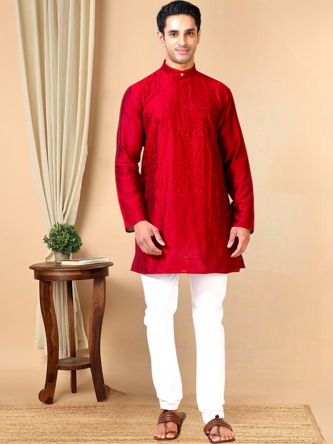 

TATTVA Mandarin Collar Woven Design Straight Kurta, Maroon