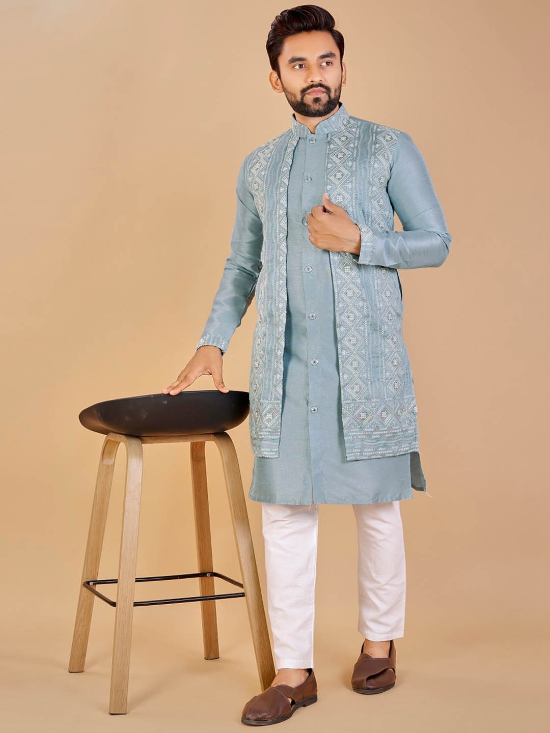 

BAESD Geometric Mandarin Collar Thread Work Cotton Kurta with Jacket, Grey