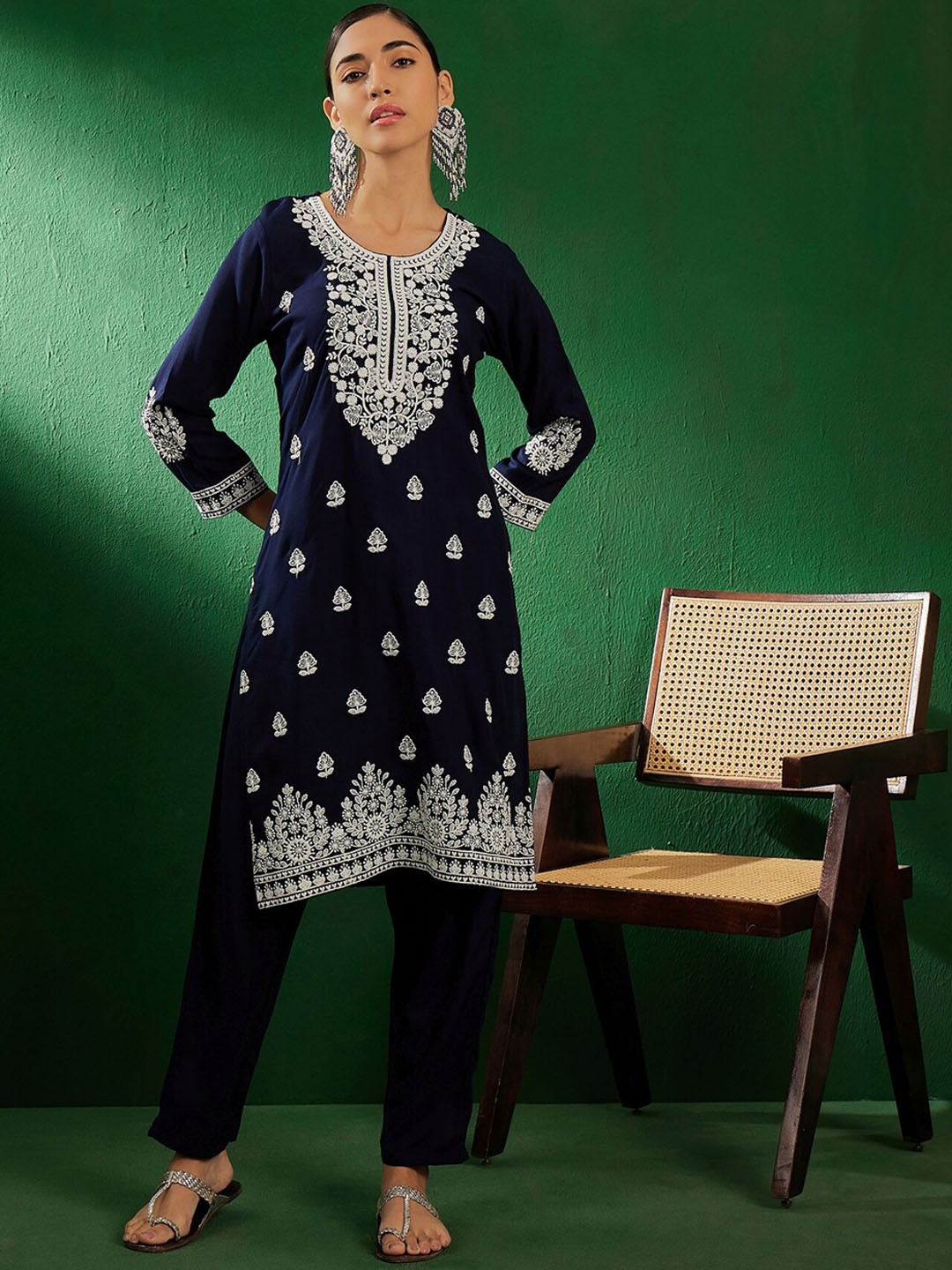 

Sangria Navy Blue Floral Embroidered Thread Work Kurta & Trousers