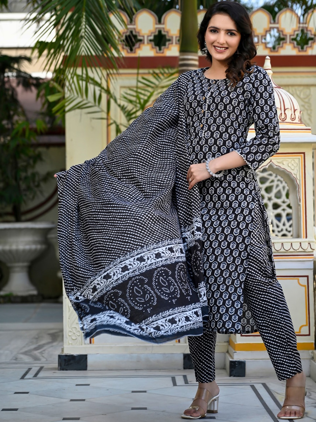 

D K W Floral Printed Regular Pure Cotton Kurta With Trousers & Dupatta, Black