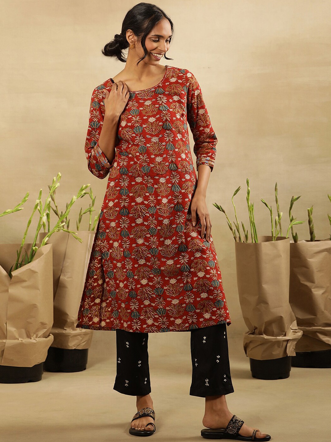 

W Round Neck Floral Printed Thread Work Cotton Kurta, Red