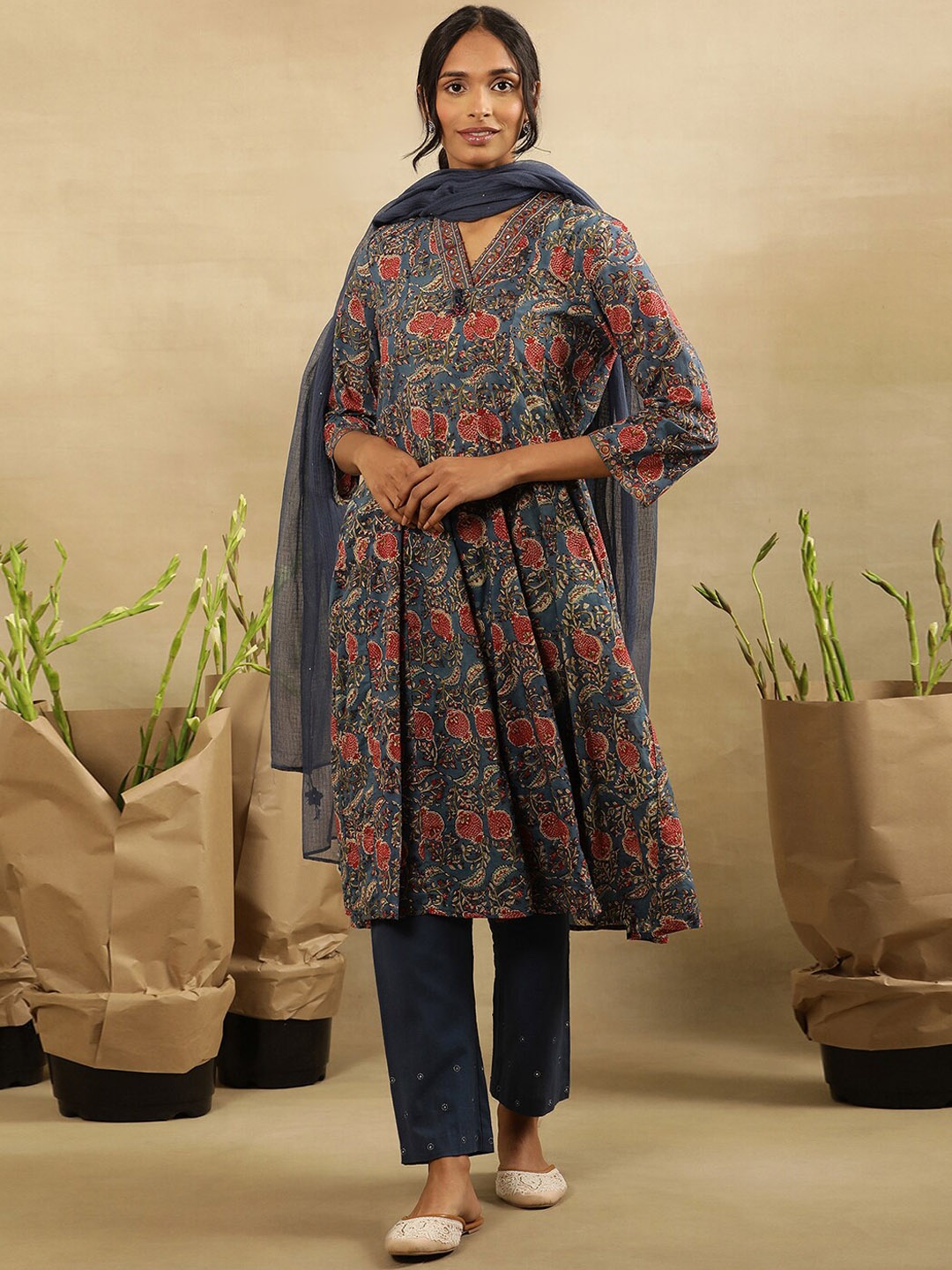 

W V Neck Floral Printed Thread Work Cotton Kurta, Blue