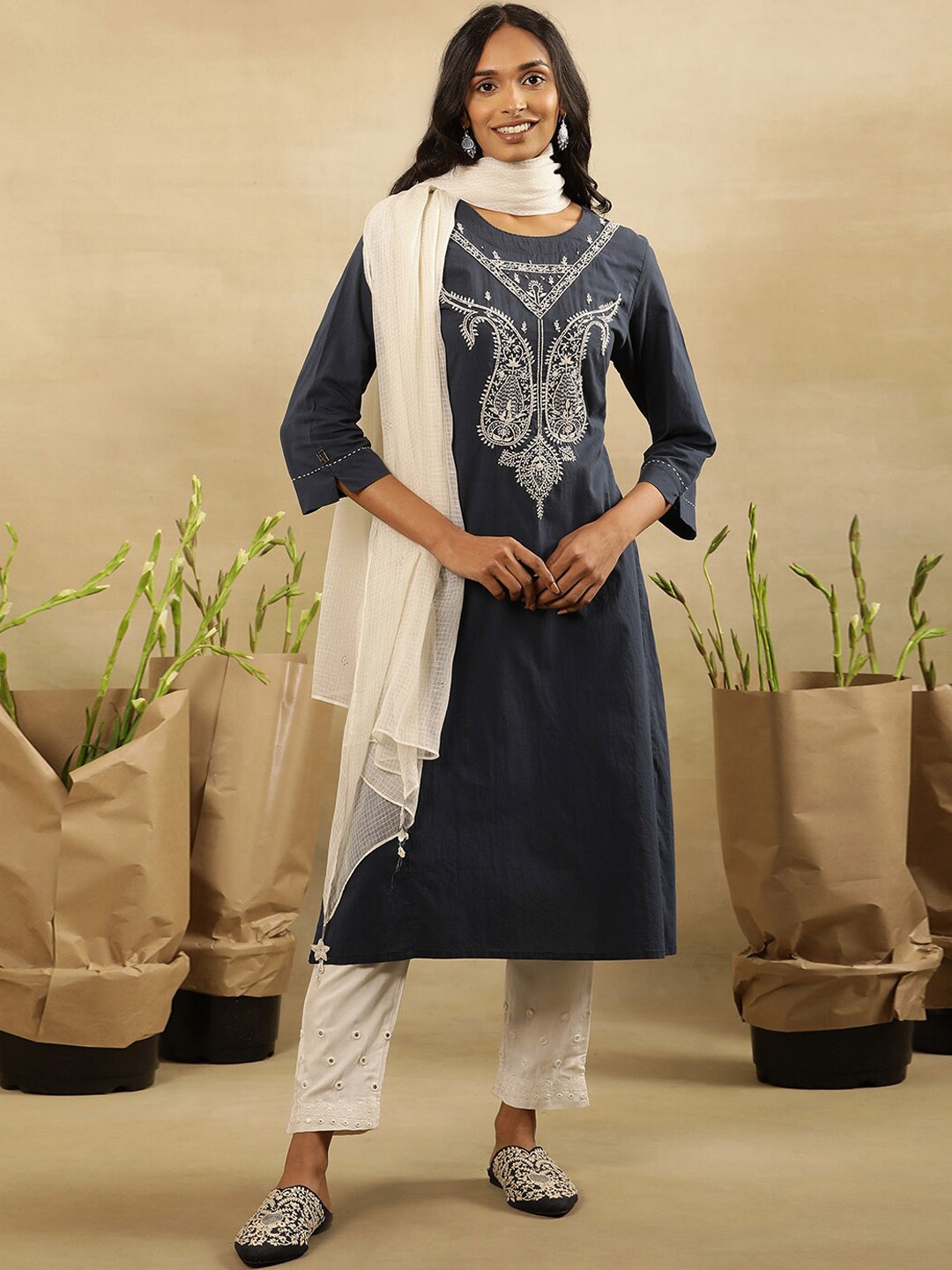 

W Paisley Embroidered Pure Cotton Straight Kurta, Navy blue