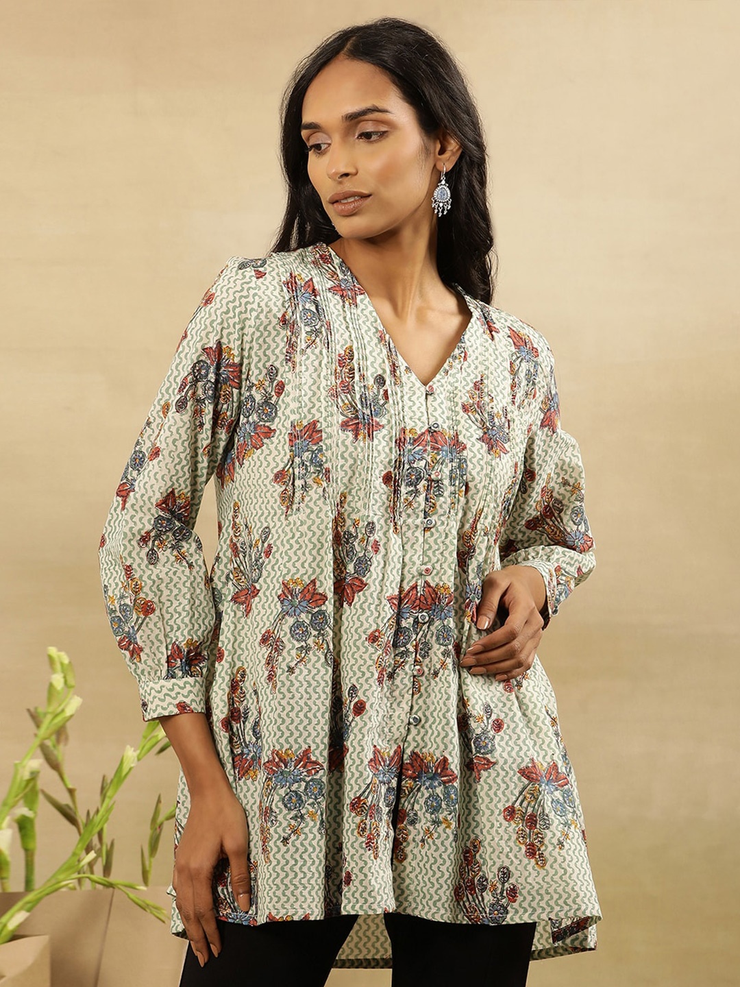 

W V-Neck Cuffed Sleeves Floral Print Cotton High-Low Longline Top, White