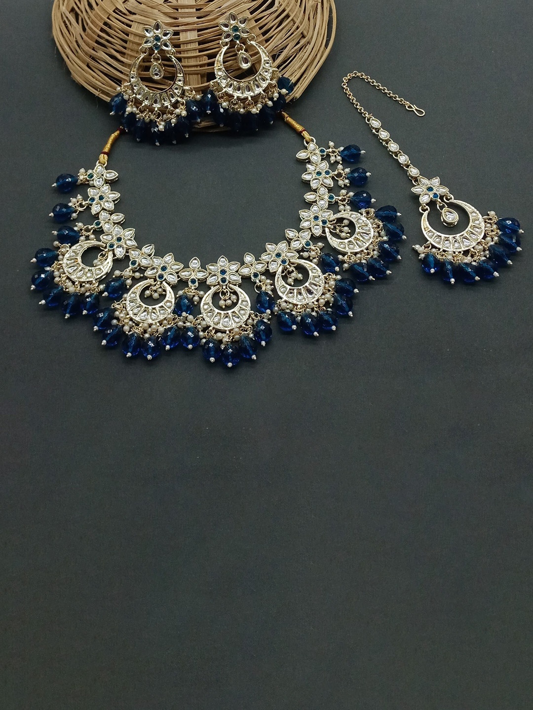 

AASHISH IMITATION Gold-Plated Kundan-Studded & Beaded Jewellery Set