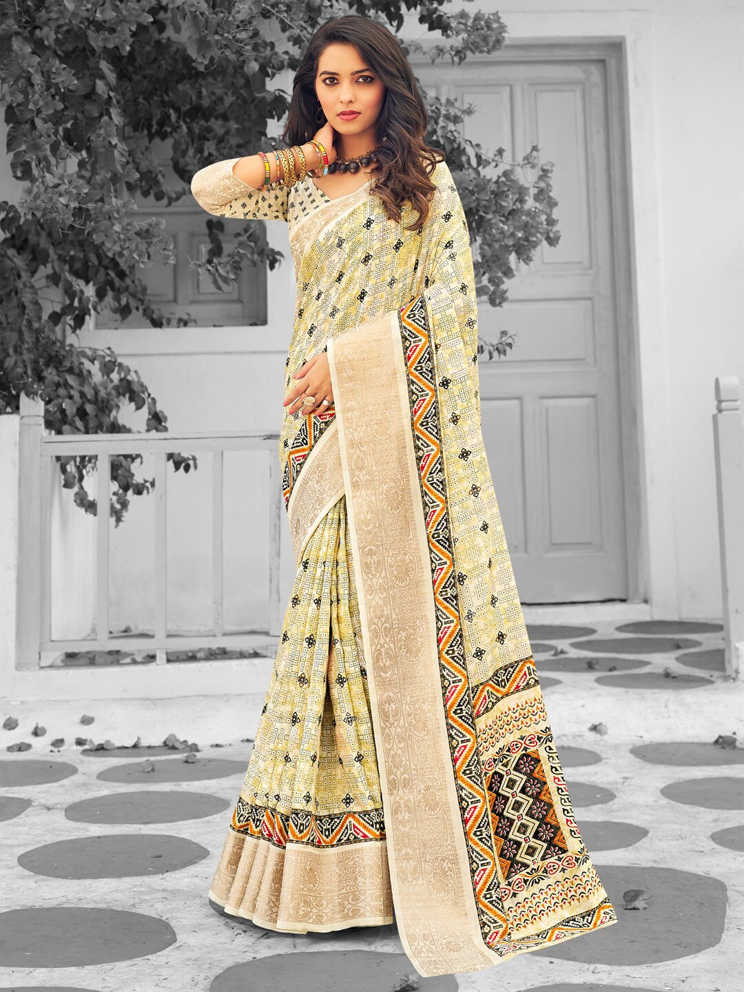 

Mitera Geometric Printed Zari Sungudi Saree, Yellow