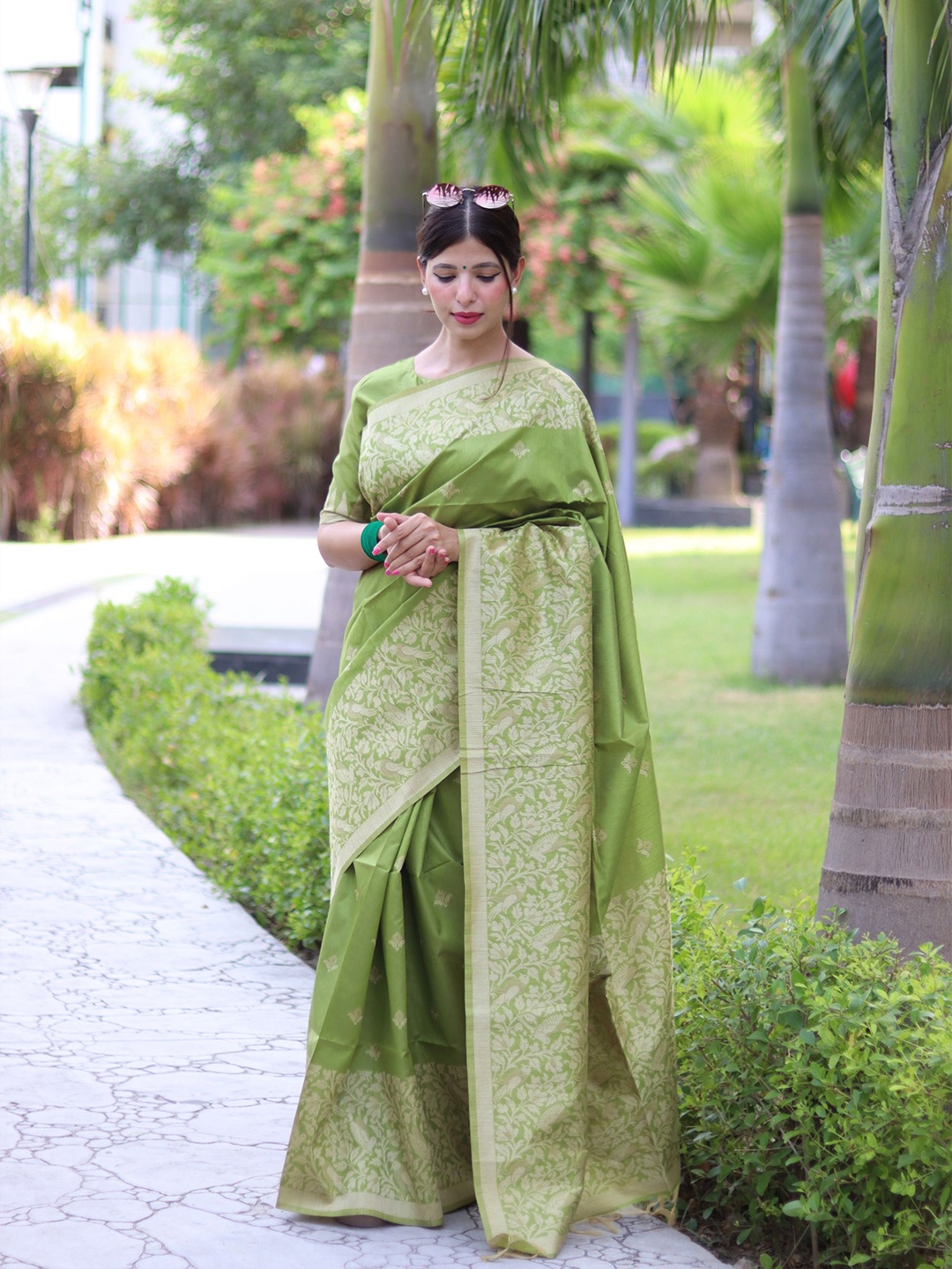 

Mitera Green & Gold toned Woven Design Zari Saree