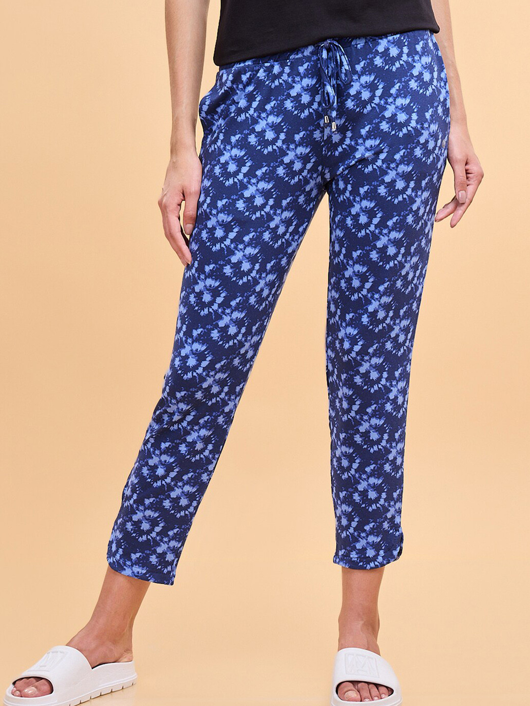 

Enamor Women Printed Mid Rise 7/8th Relaxed fit Lounge Pants, Blue