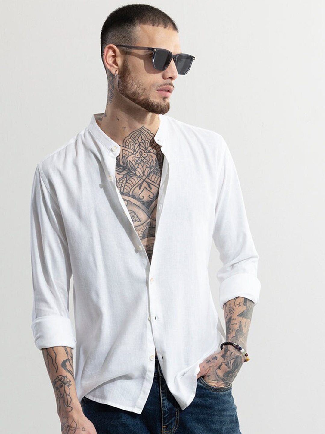 

Snitch White Classic Slim Fit Opaque Cotton Casual Shirt