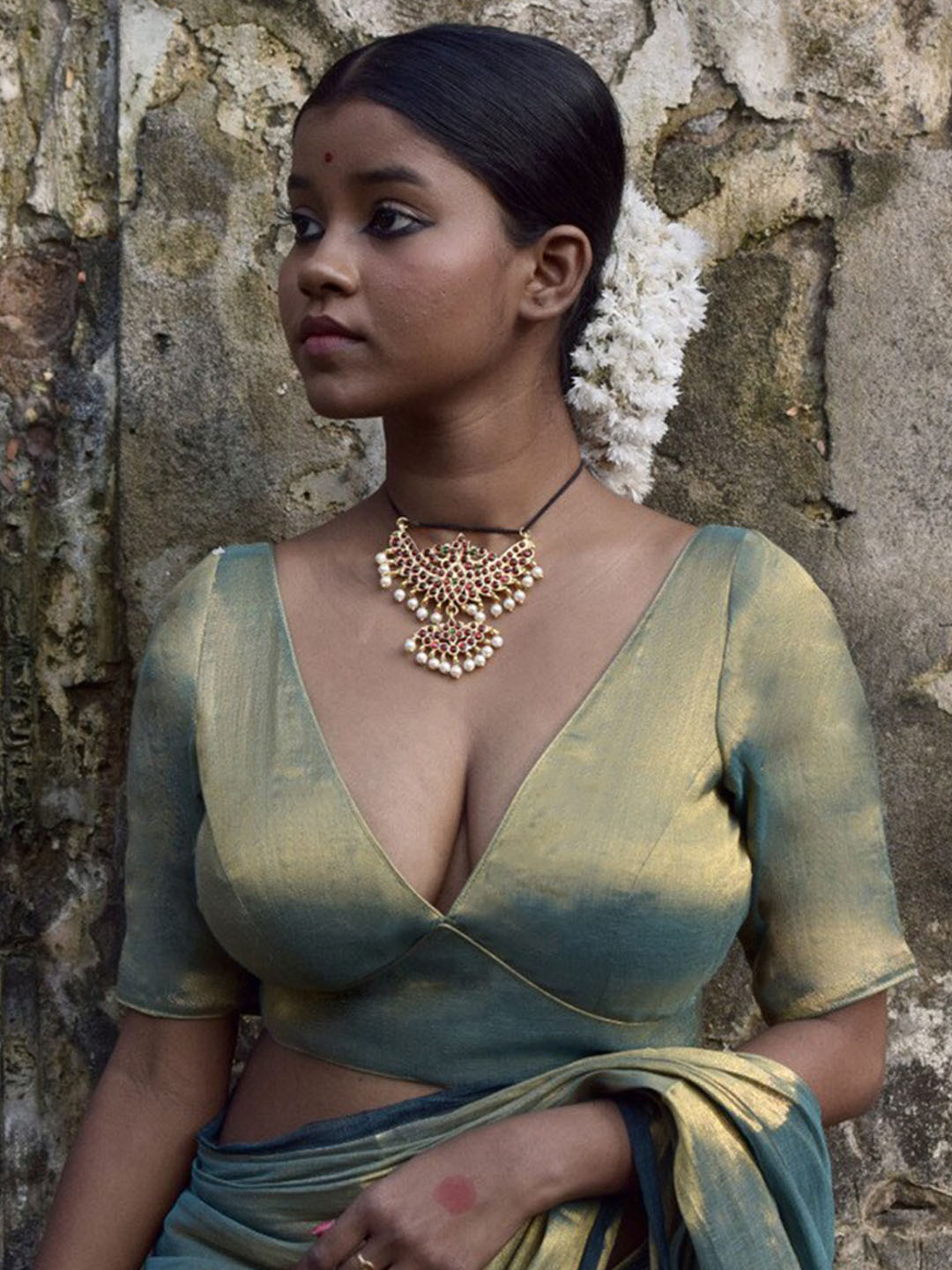 

HUTS AND LOOMS V-Neck Saree Blouse, Green