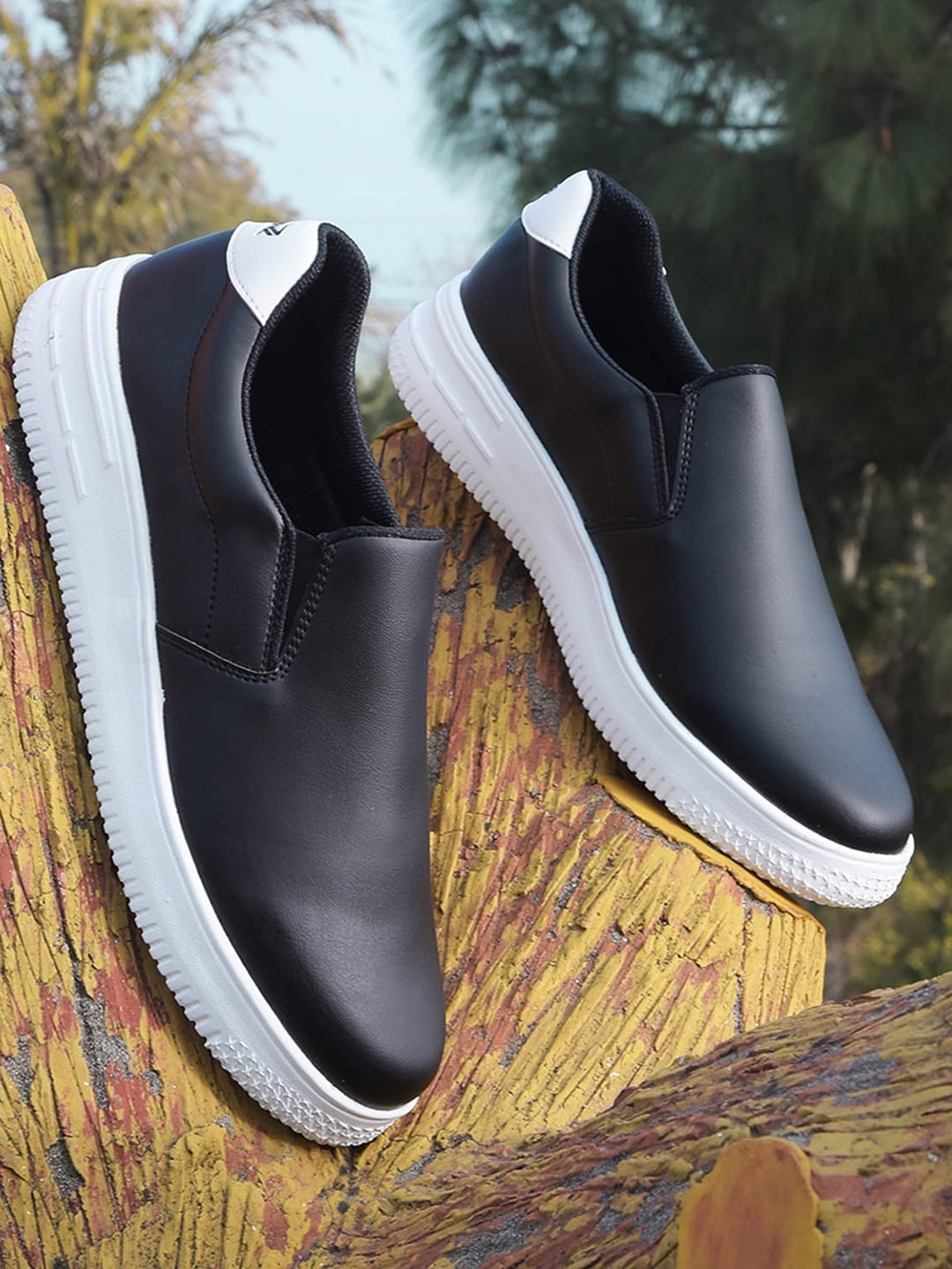 

Liberty Men Round Toe Lightweight Memory Foam Slip-On Sneakers, Black