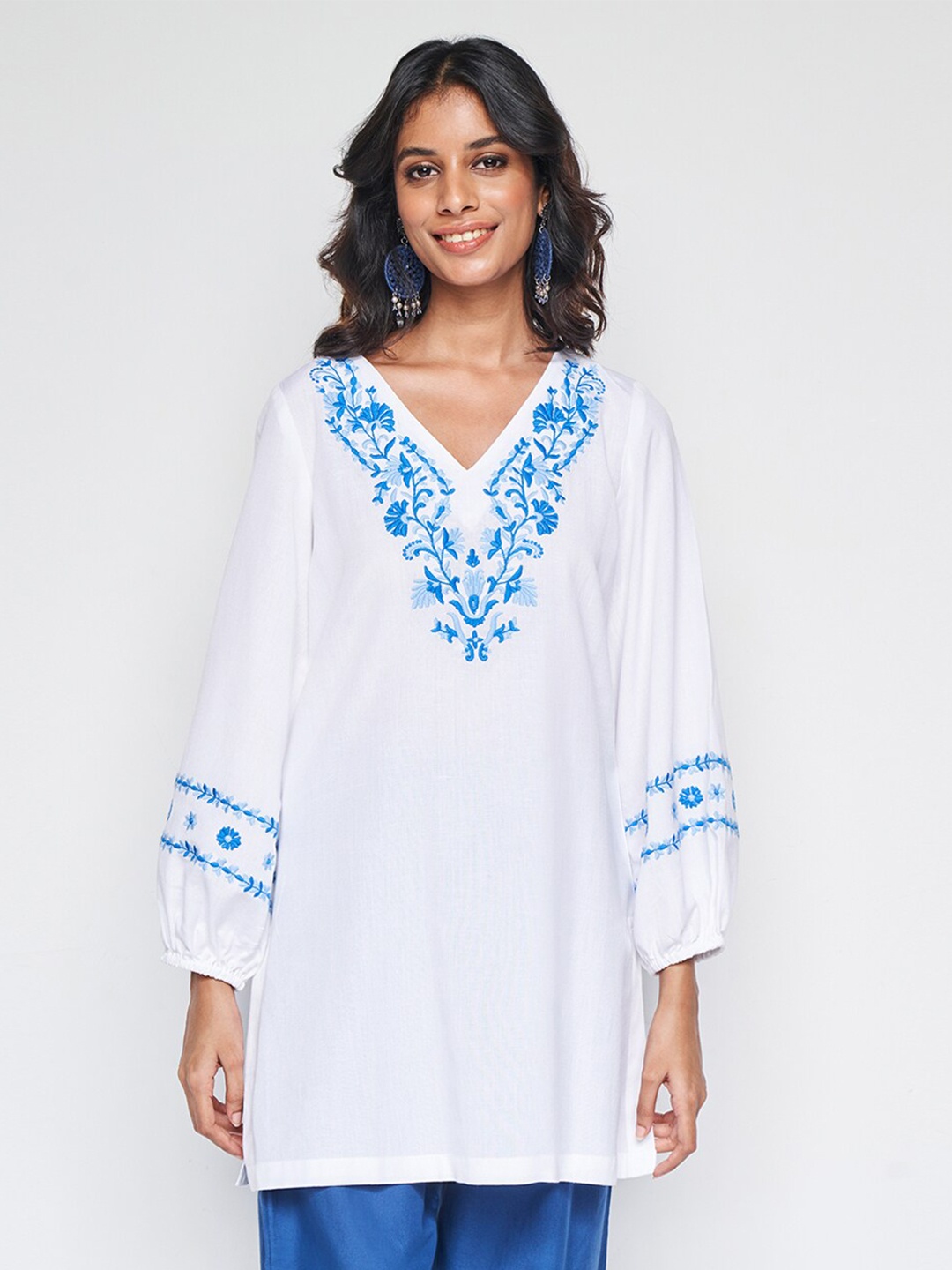 

Global Desi Floral Printed V-Neck Kurti, Off white