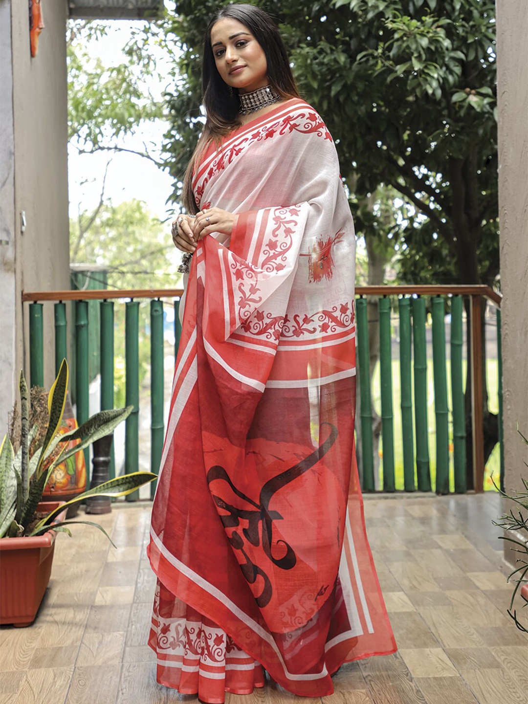 

Mitera White & Red Ethnic Motifs Saree