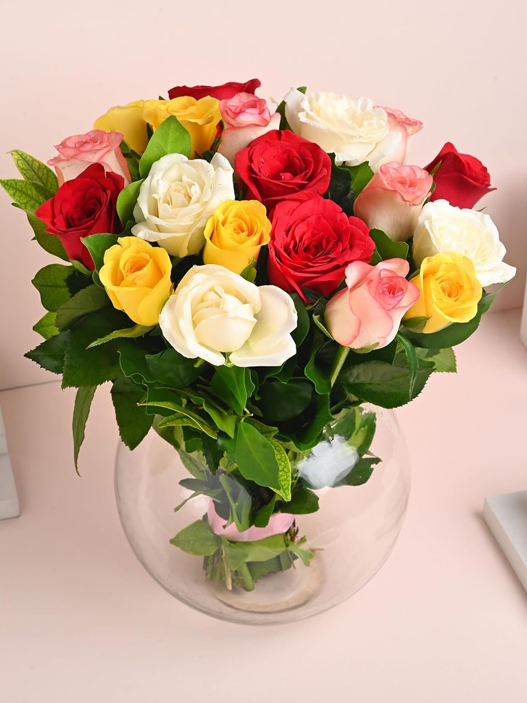 

Floweraura Red & White 20 Pieces Mixed Fresh Live Roses Flowers Bouquet With Glass Bowl