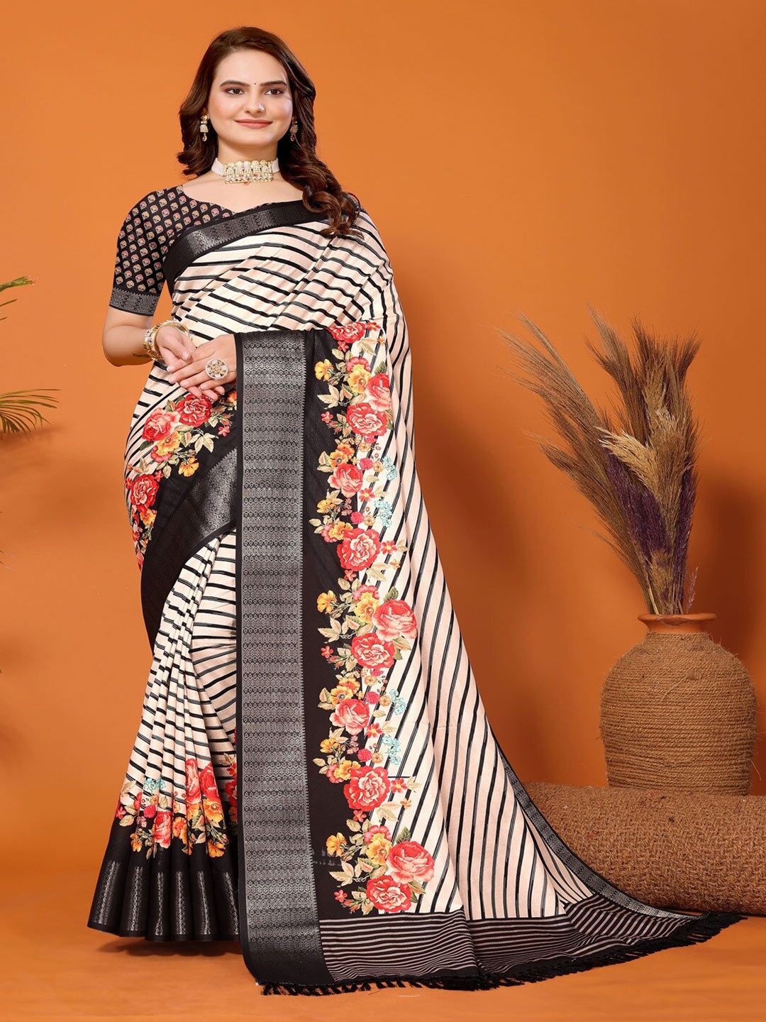 

ARYZE Floral Printed Woven Design Zari Saree, Black