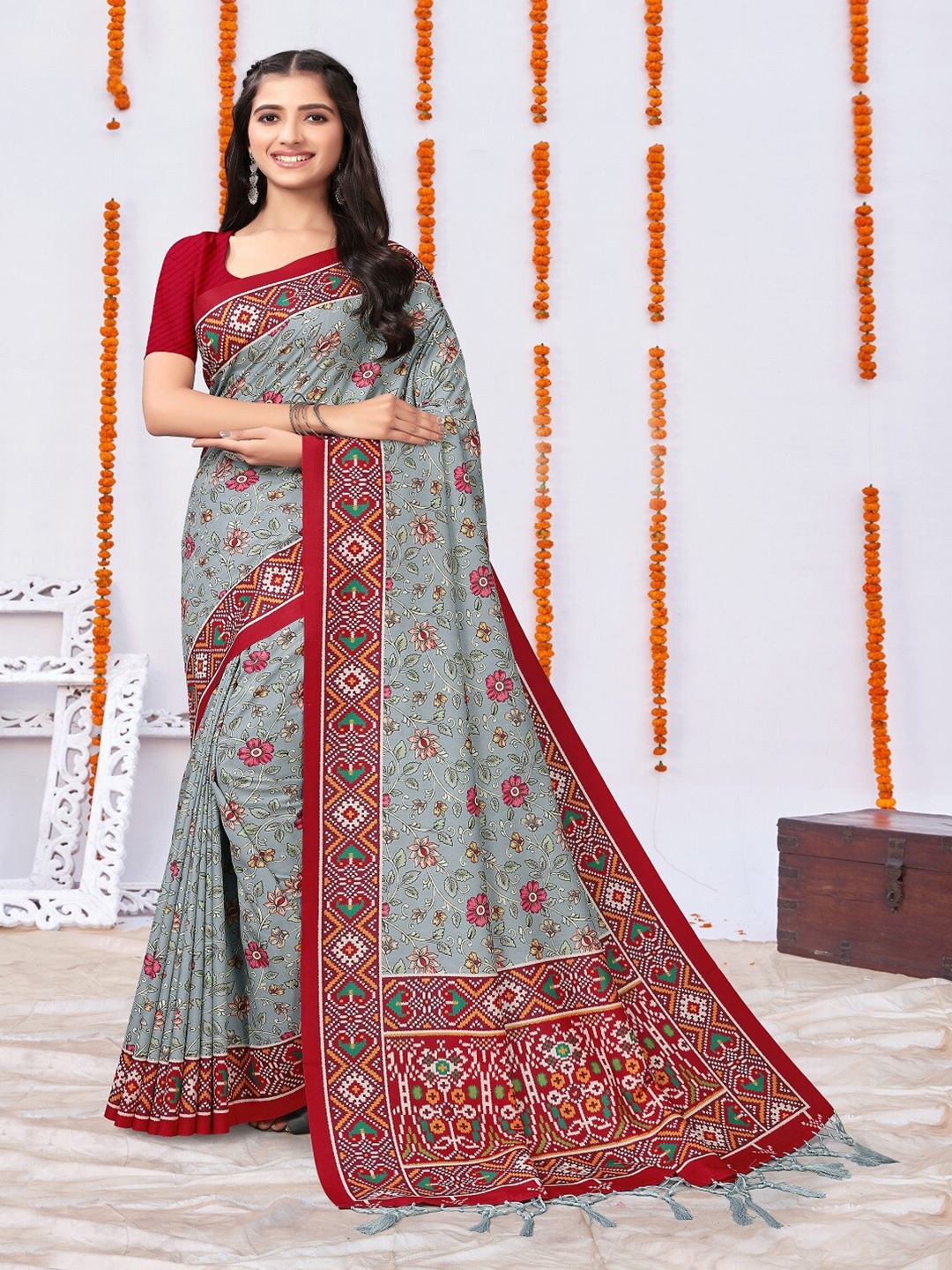 

ARYZE Floral Printed Saree, Grey