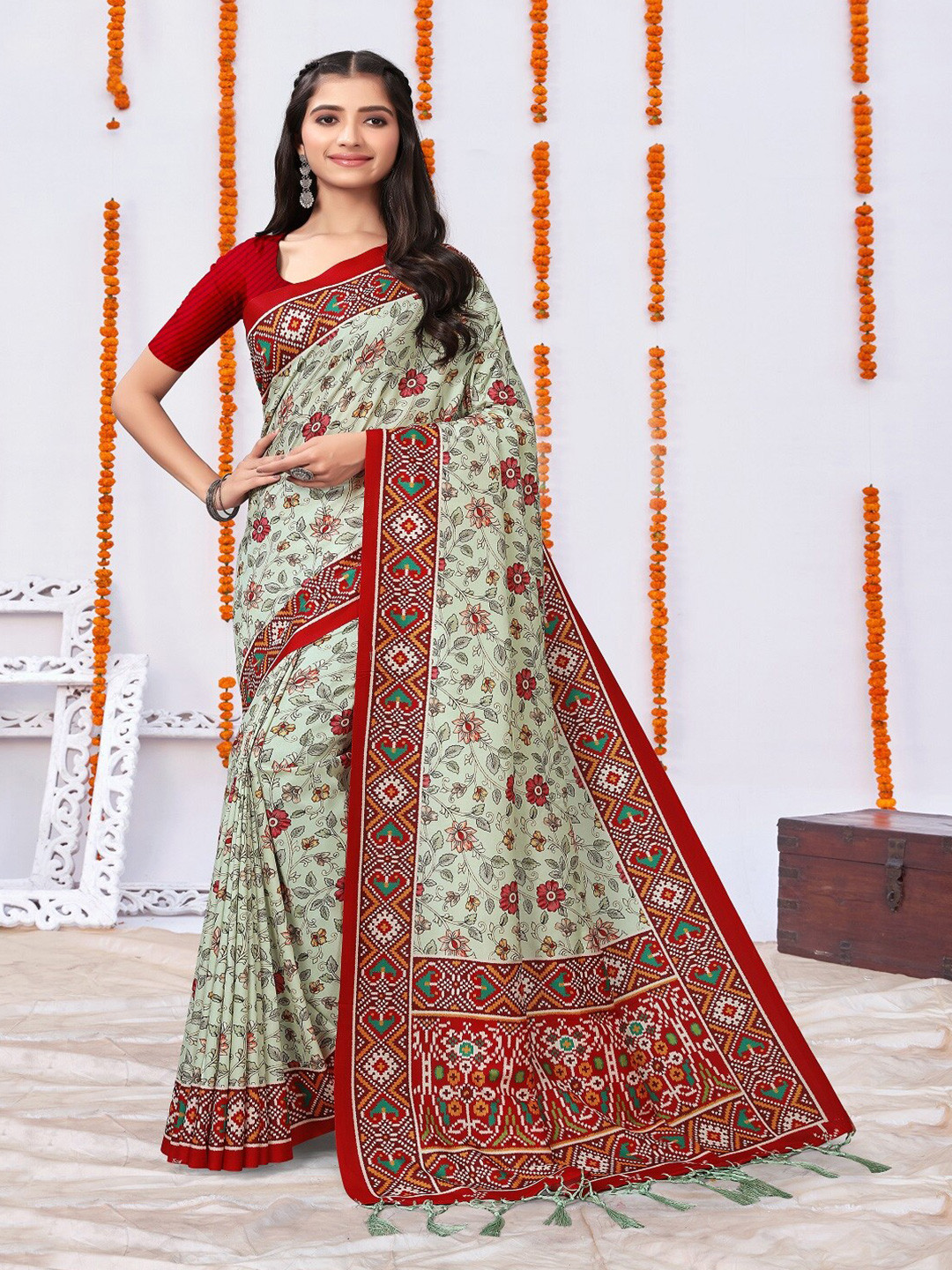 

ARYZE Ethnic Motifs Printed Saree, Green