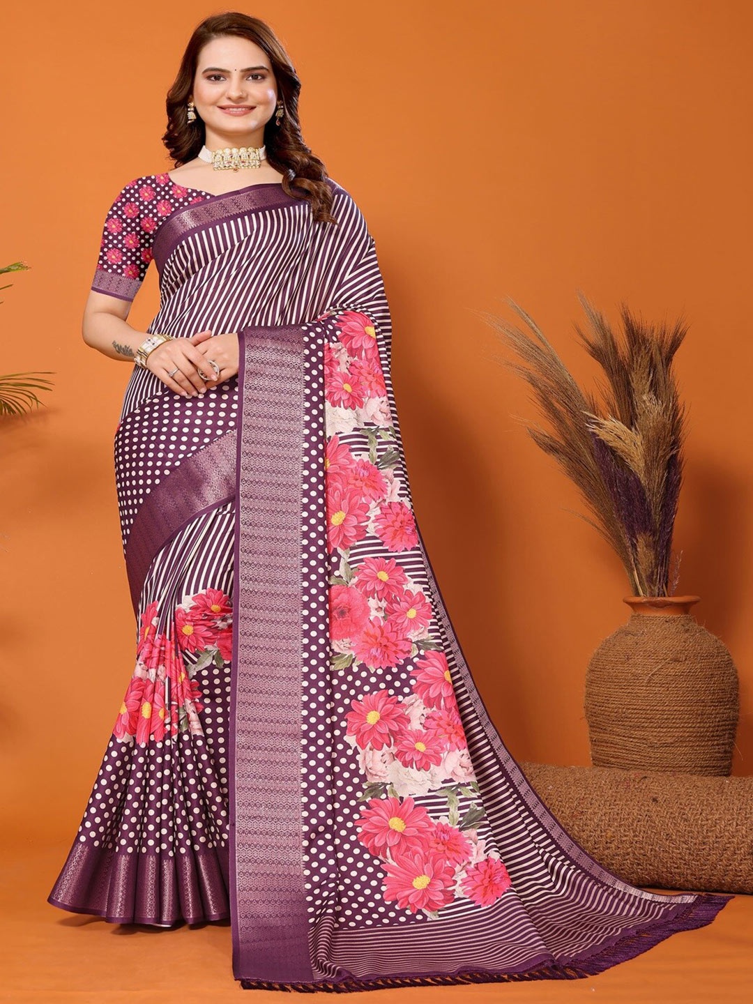 

ARYZE Floral Printed Zari Saree, Magenta