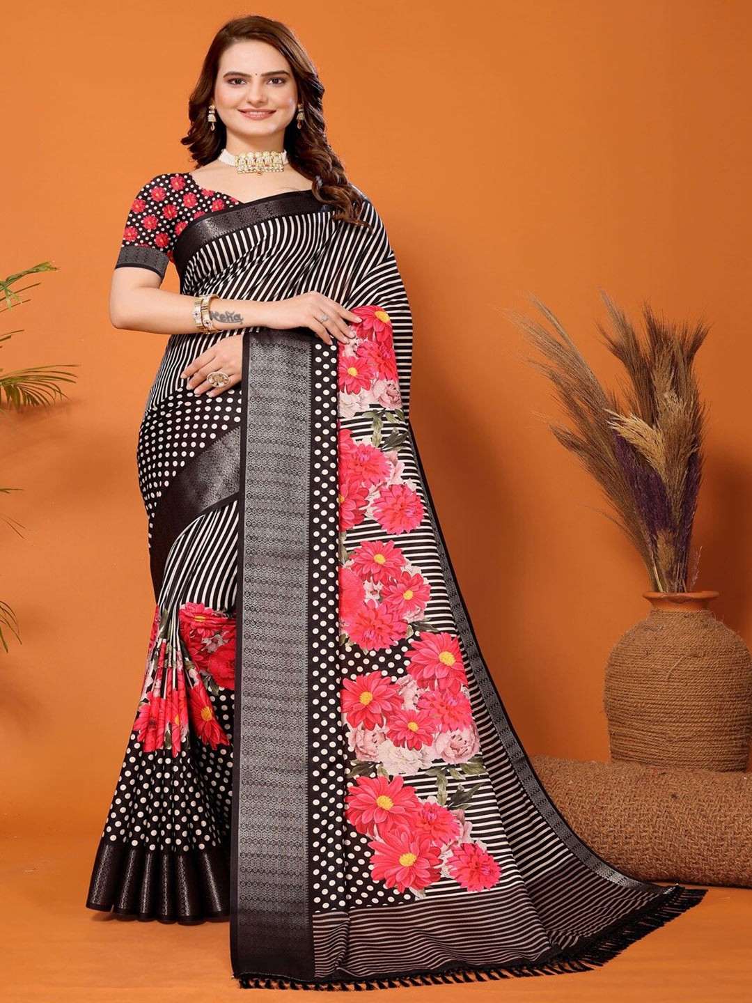 

ARYZE Floral Printed Zari Saree, Black