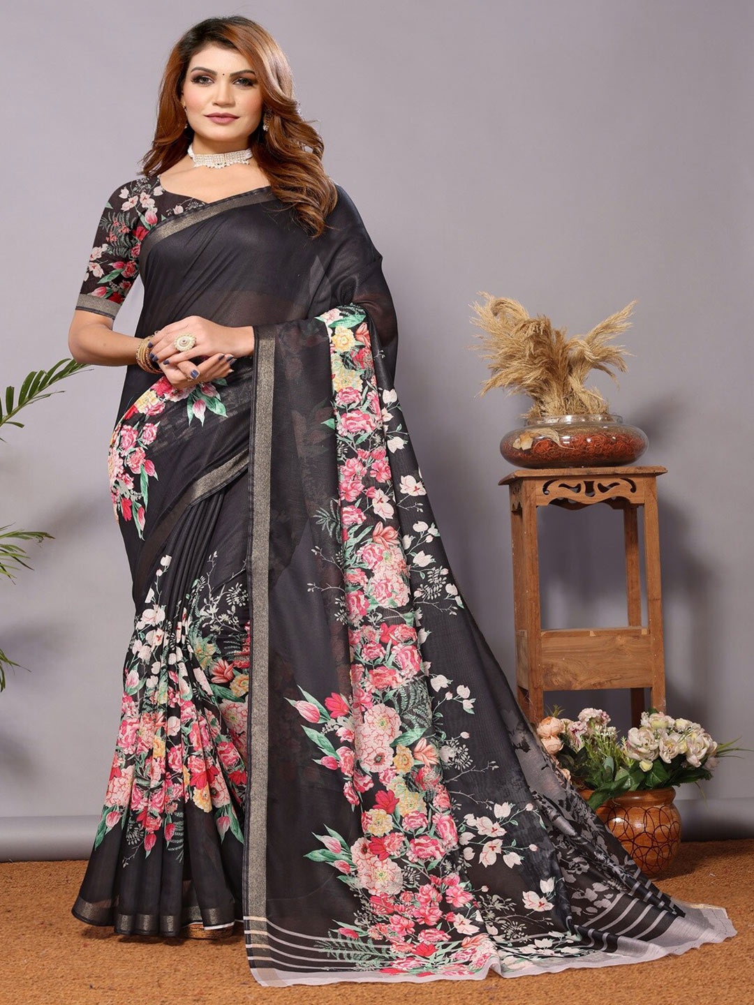 

ARYZE Floral Printed Zari Saree, Black