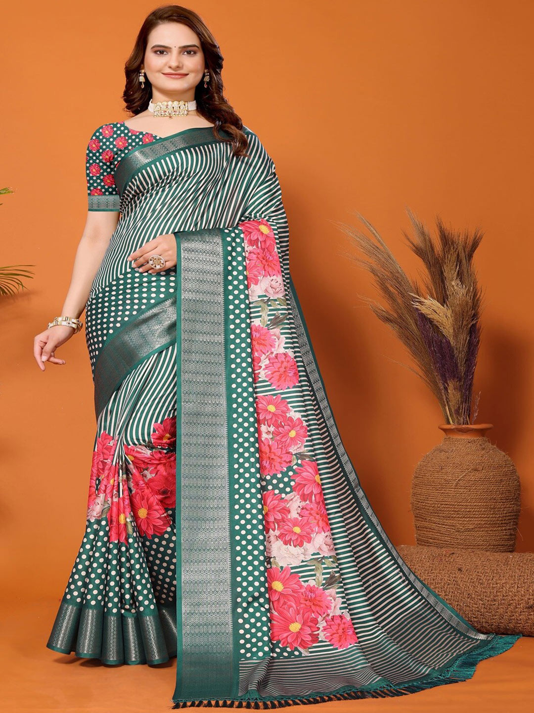 

ARYZE Floral Printed Zari Saree, Green