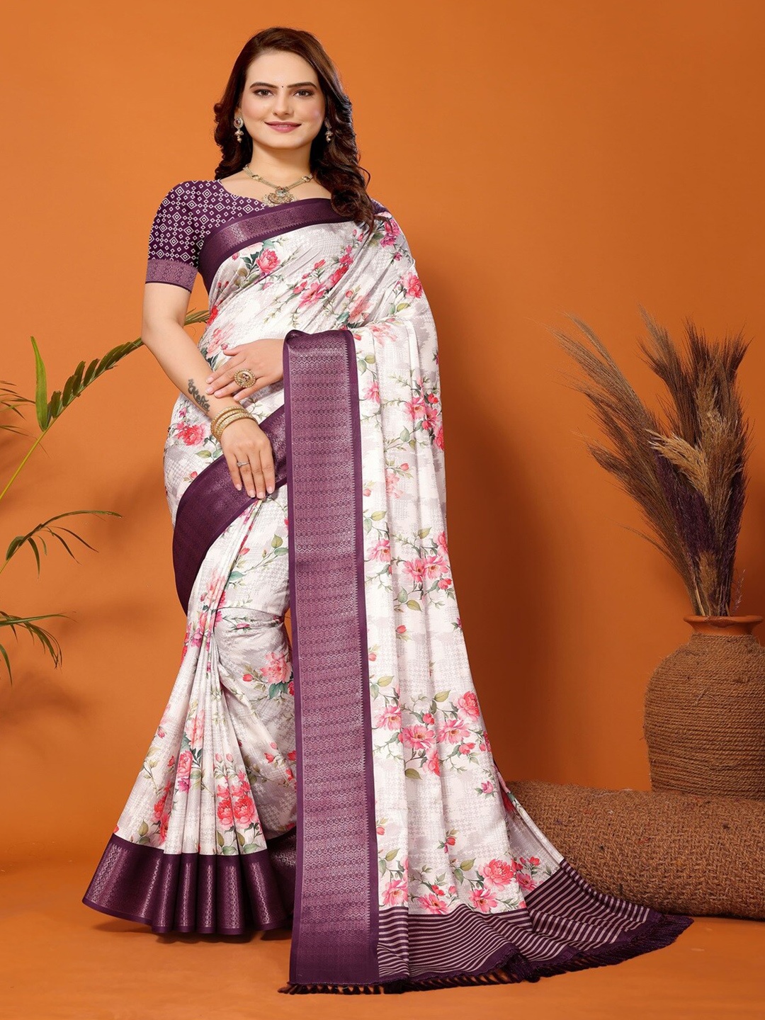 

ARYZE Floral Printed Zari Saree, Magenta