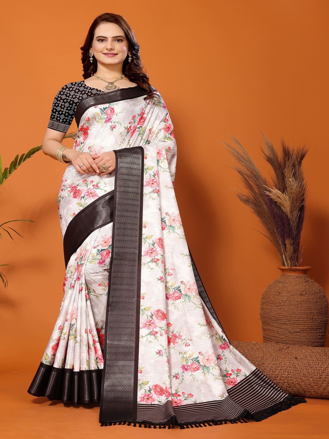 

ARYZE Floral Printed Zari Saree, Black