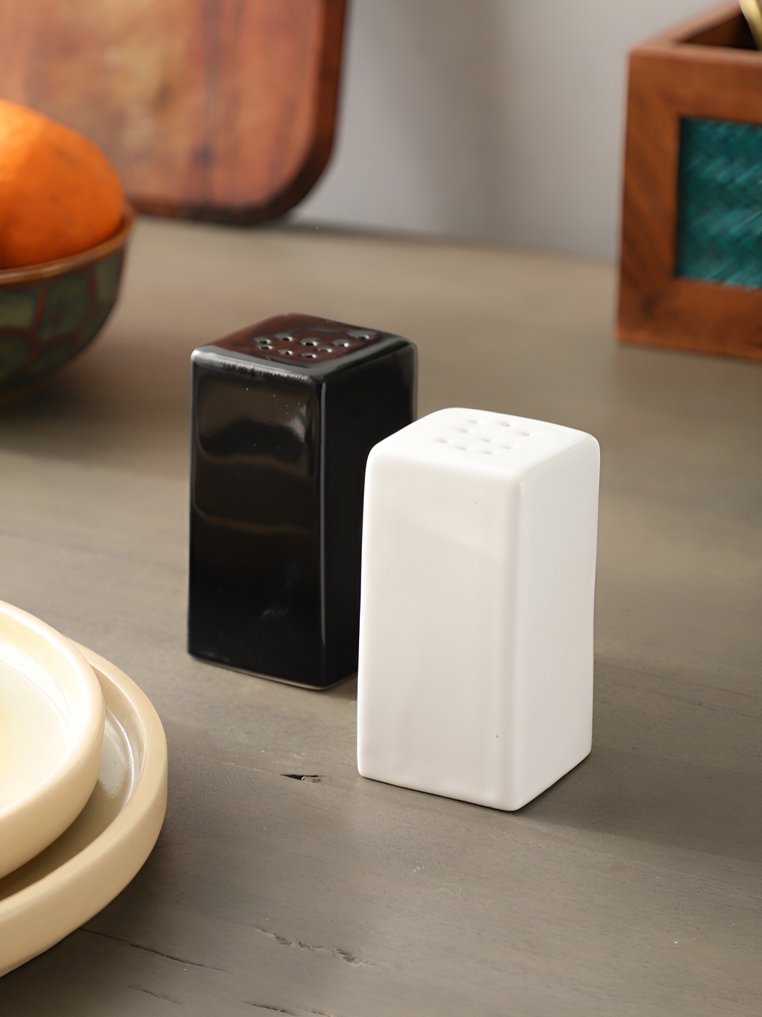 

The Decor Lane 2-Pcs Black & White Ceramic Salt & Pepper Shaker