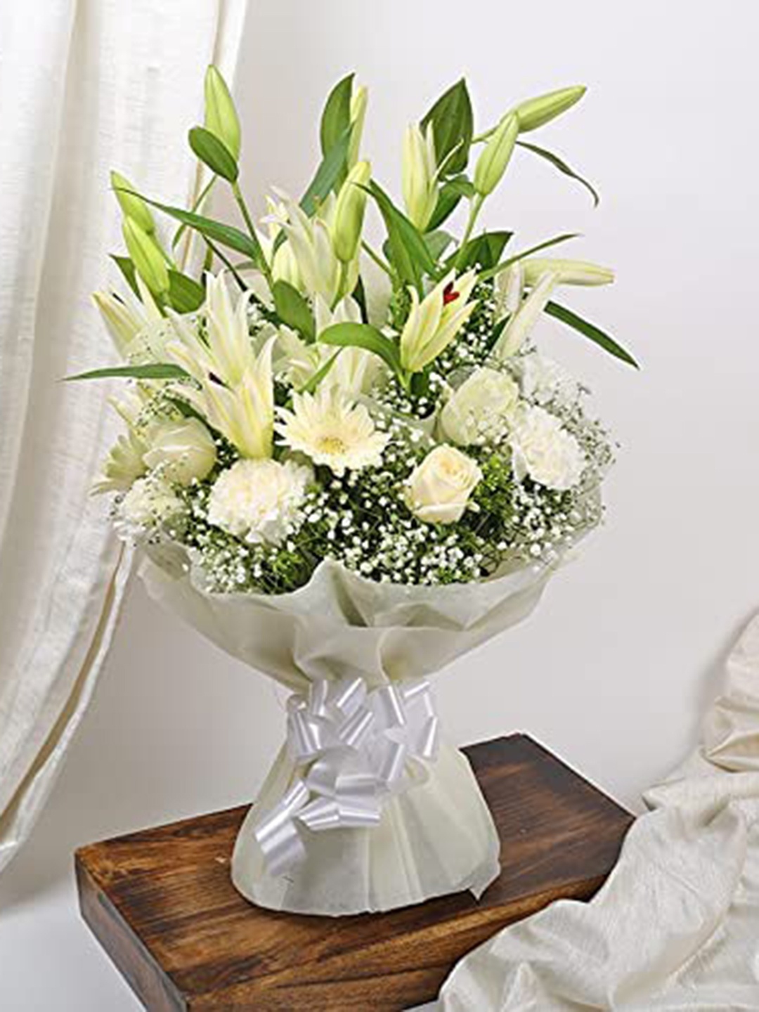 

Floweraura White 7 Pieces Mixed Fresh Live Flowers Bouquet With Wrapping Paper