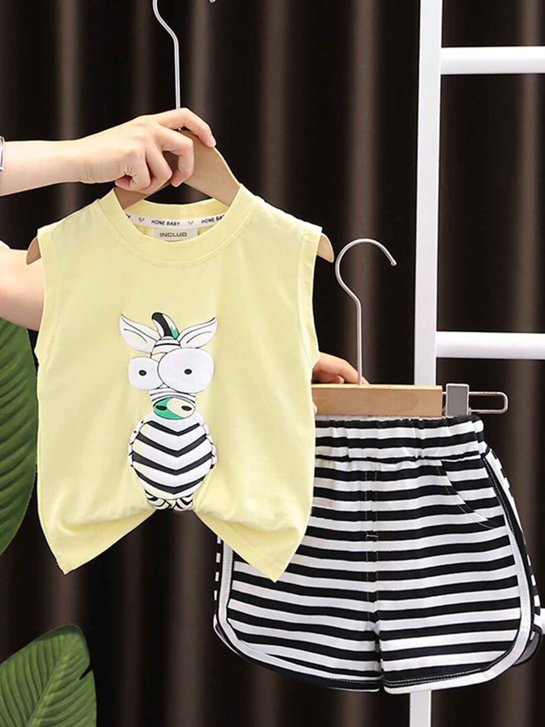 

INCLUD Boys Printed Sleeveless T-shirt with Shorts, Yellow