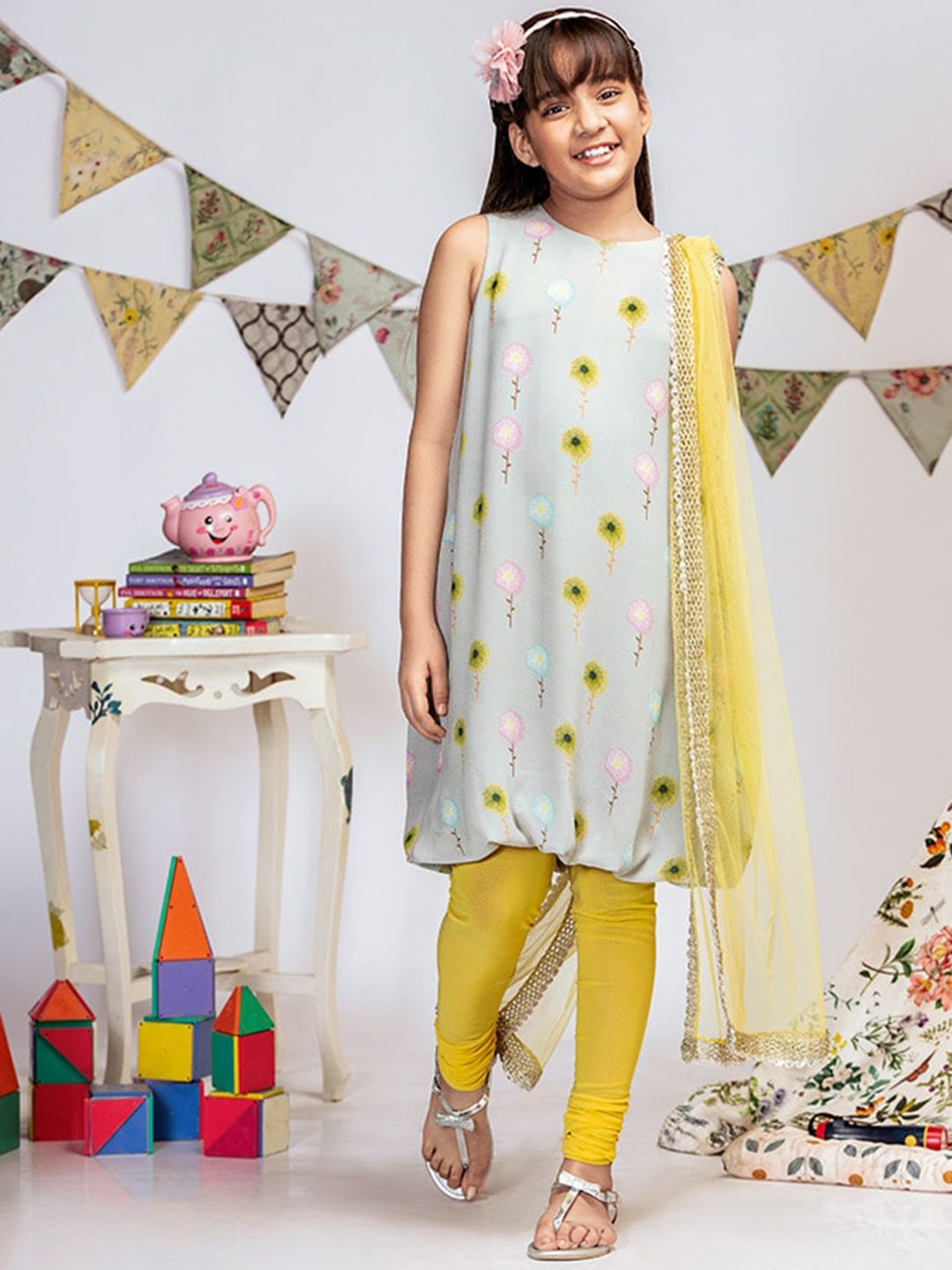 

PS KIDS BY PAYAL SINGHAL Girls Floral Printed Regular Kurta with Churidar & With Dupatta, Grey