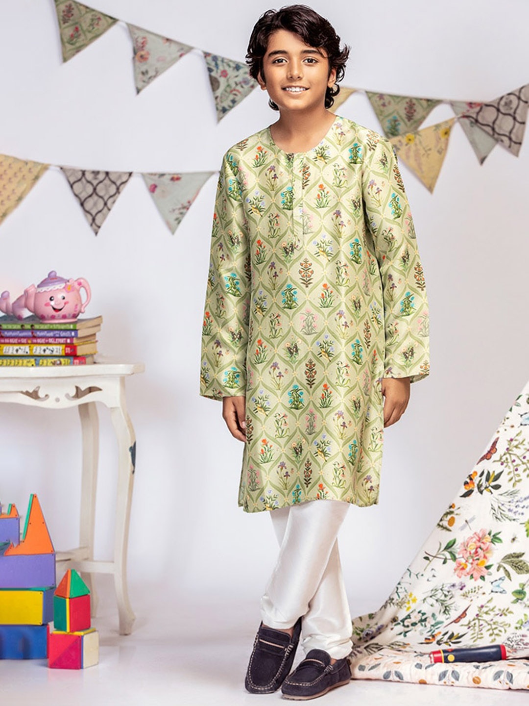 

PS KIDS BY PAYAL SINGHAL Boys Ethnic Motifs Printed Regular Pure Silk Kurta with Churidar, Green