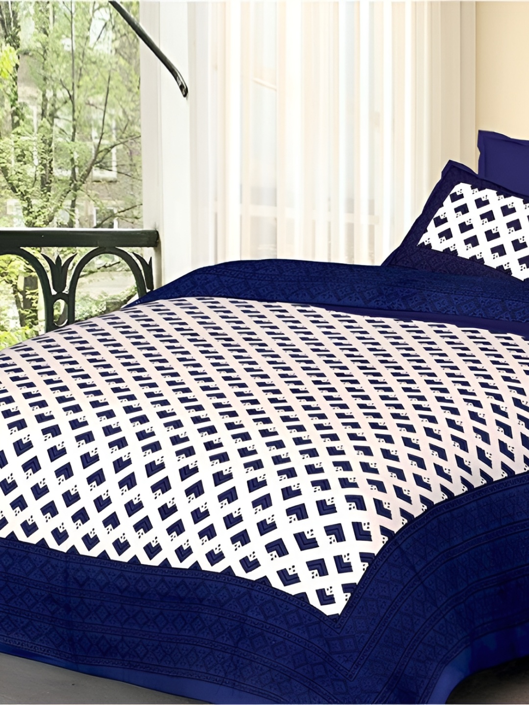 

Sohibe Printed Blue & White Printed Cotton Bedcover With 2 Pillow Set