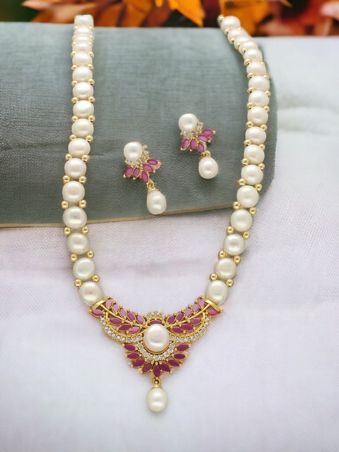 

Sri Jagdamba Pearls Dealer Gold-Plated Stone Studded & Pearls Beaded Jewellery Set